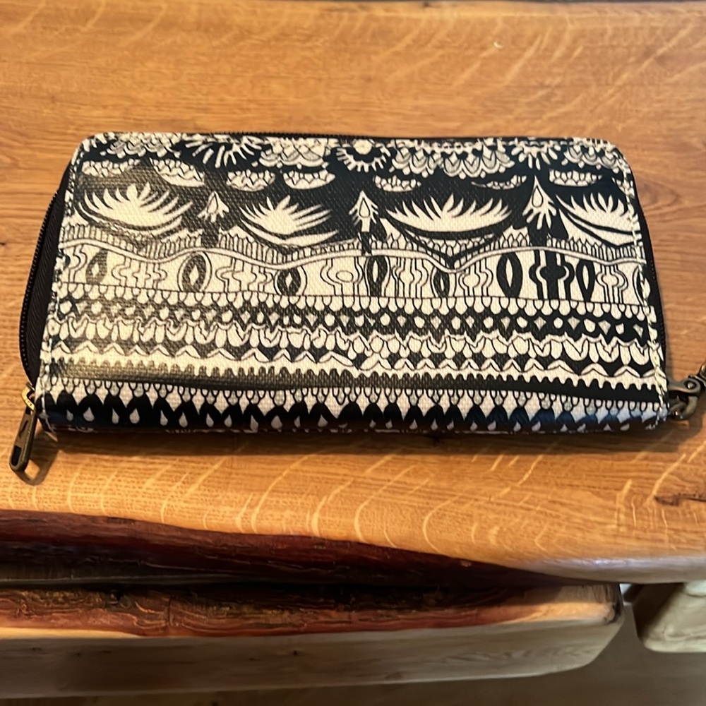 Sakroots wallet / clutch in Black and creamy white pattern